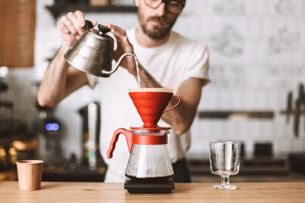 Barista preparando café no Hario V60