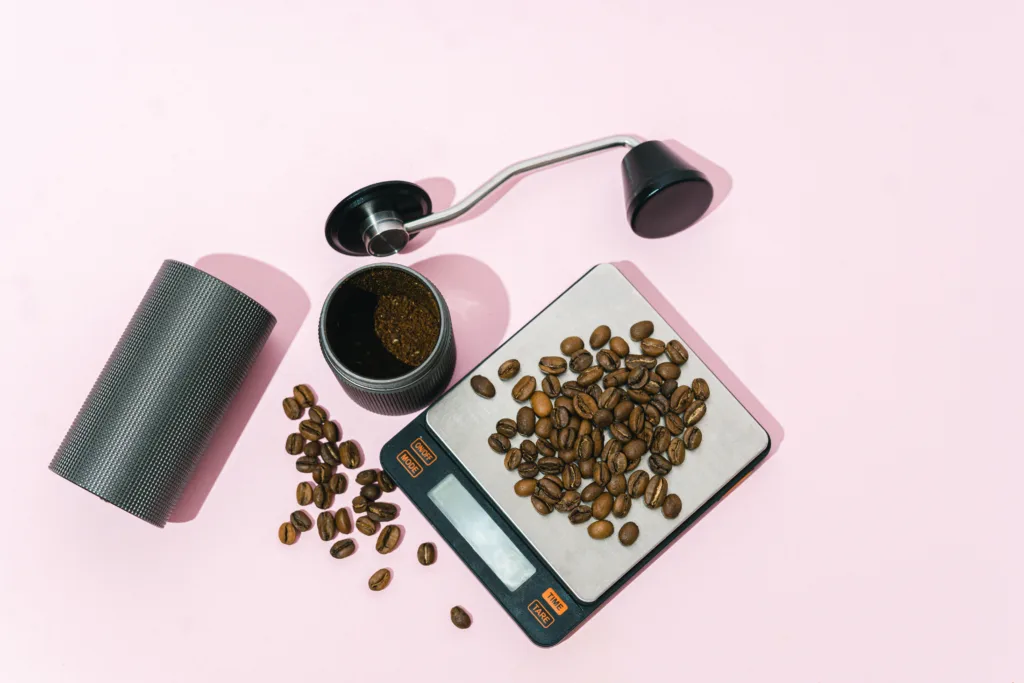 Balança, moedor e grãos de café